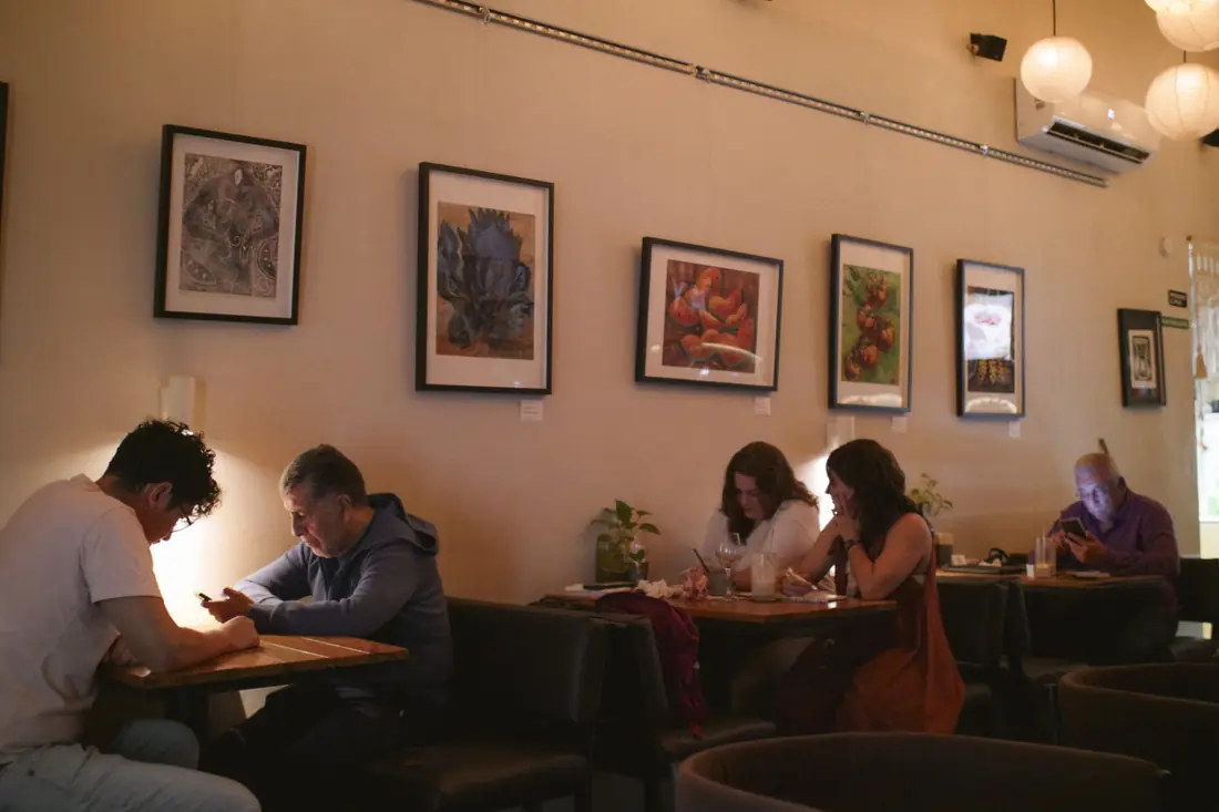 Mesas del salón con obra en las paredes