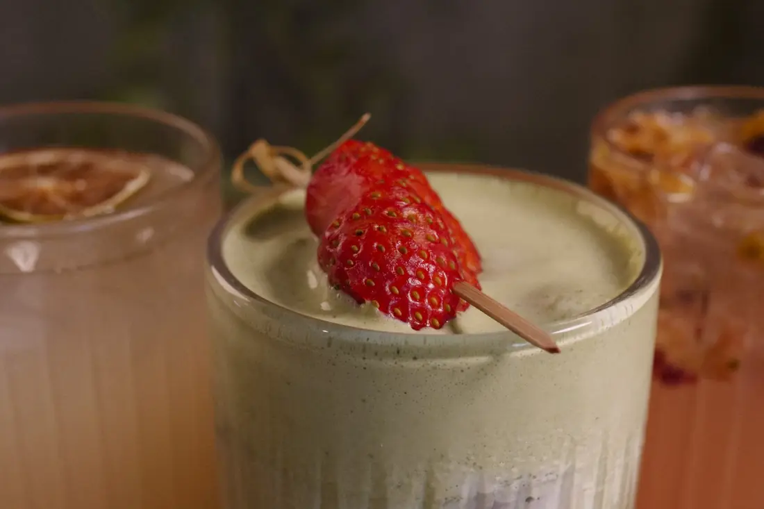 Matcha Verona: leche de coco con fresas y foam de matcha