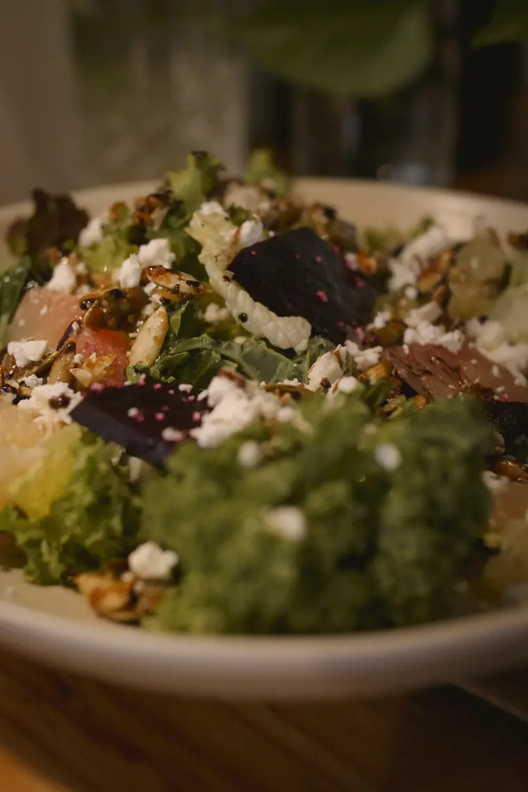 Ensalada de remolacha con queso de cabra y pepita tostada
