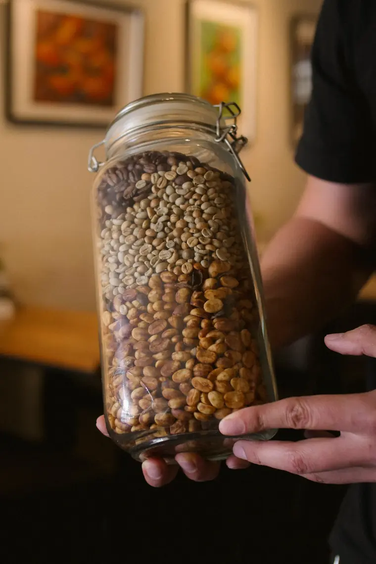 Frasco de vidrio lleno de granos de café