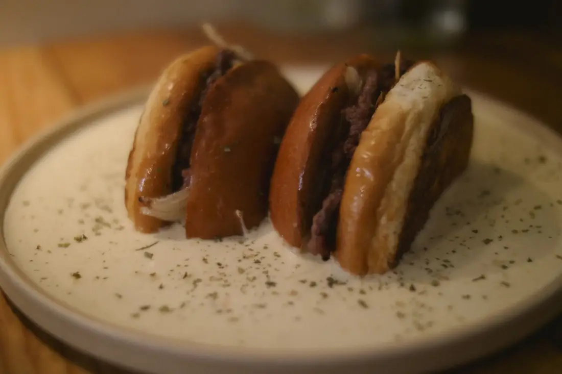 Hamburguesas en plato de cerámica