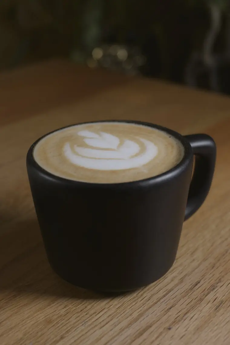 Latte en taza negra