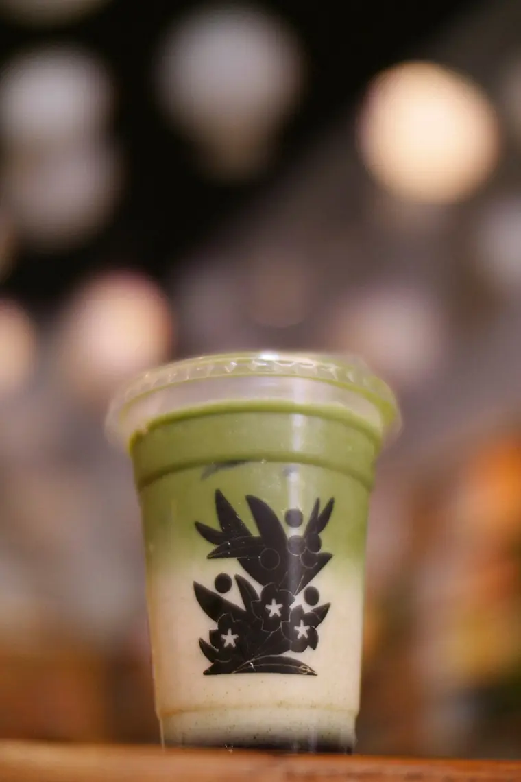 Matcha lavanda frío para llevar en vaso de Dailyshot