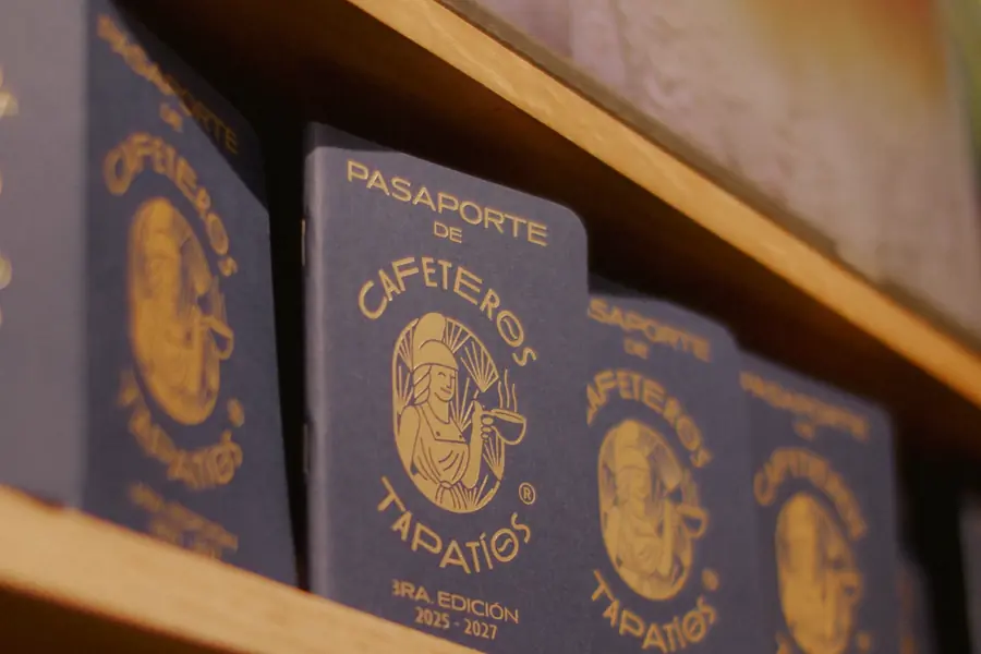 Pasaportes de Cafeteros Tapatíos, 3.ª edición 2025–2027, en una repisa de Dailyshot