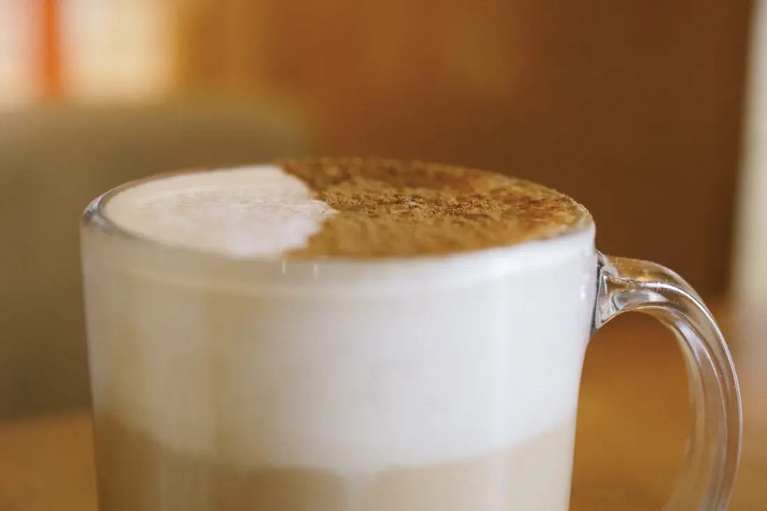 Pumpkin spice latte en taza de vidrio