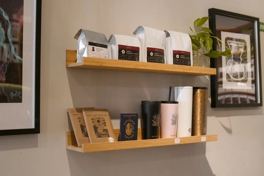 Bolsas de café Dailyshot en la repisa