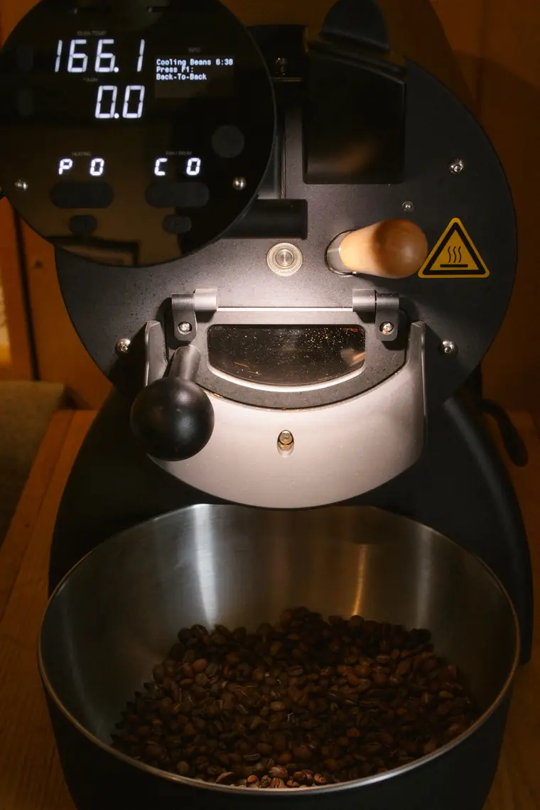 Nuestra tostadora con café recién tostado